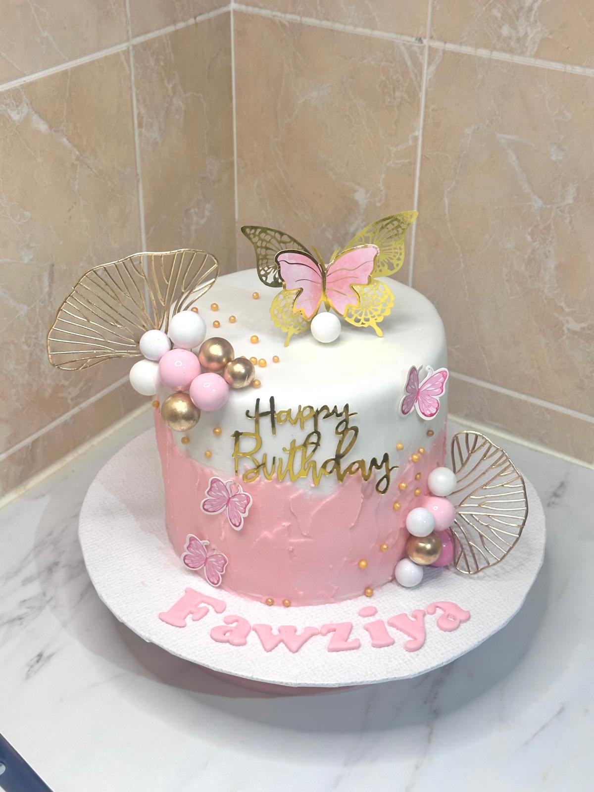 Gâteau anniversaire rose et doré avec papillons, pour Fawziya
