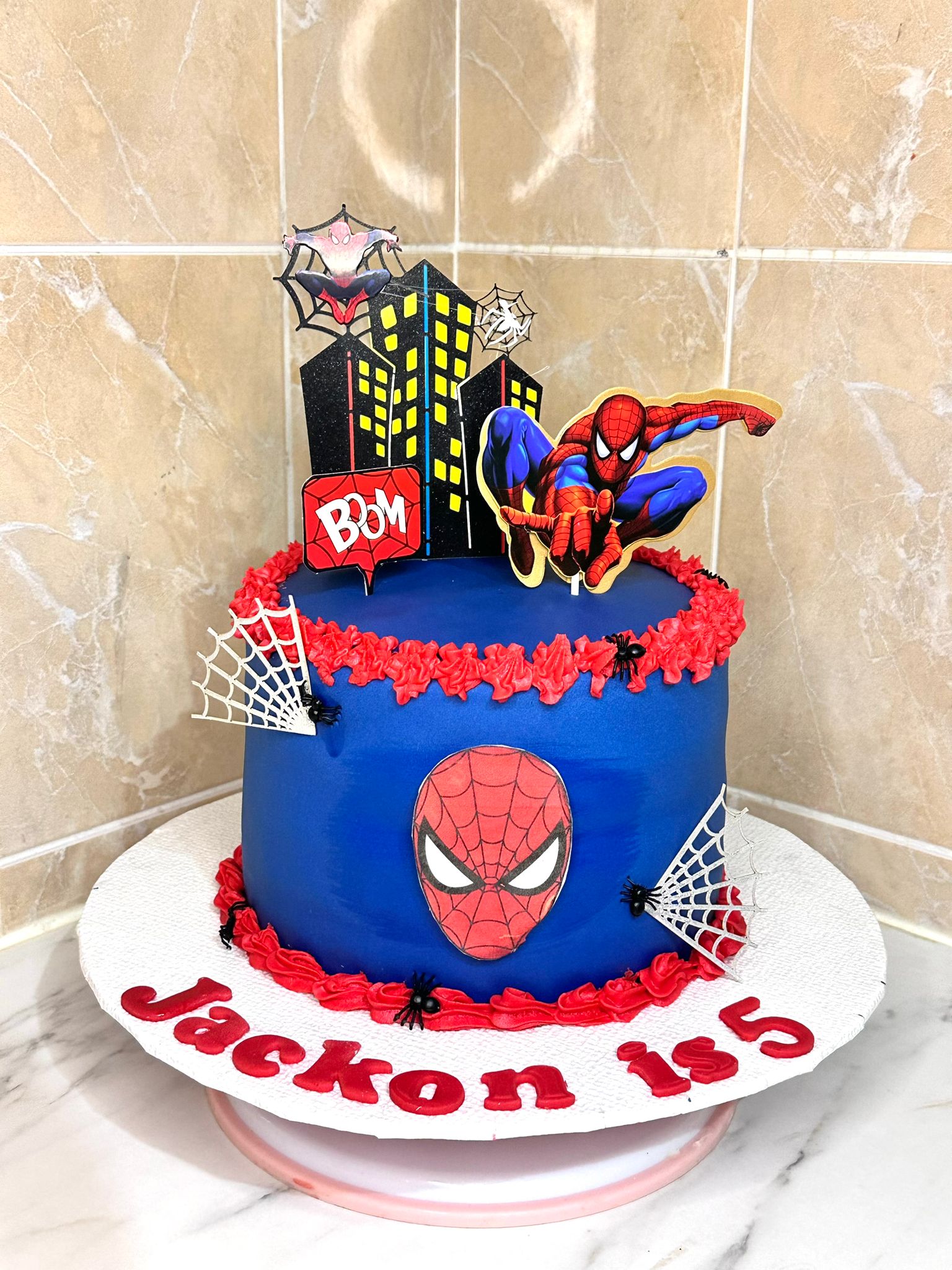 Gâteau Spider-Man bleu et rouge