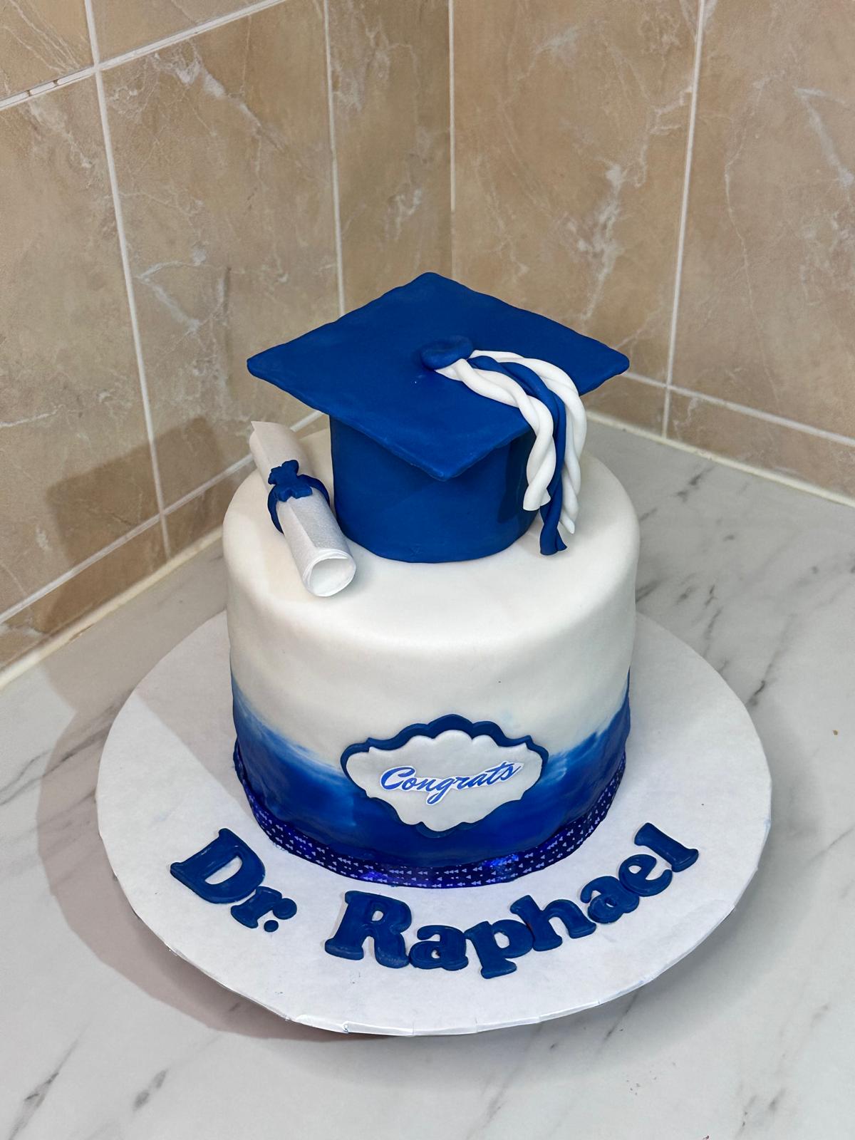 Gâteau de graduation bleu et blanc avec toque