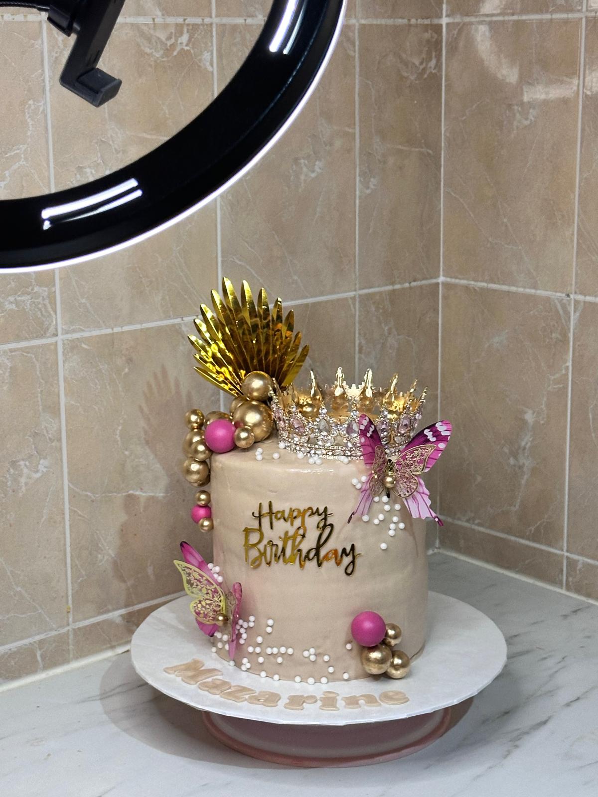 Gâteau couronne dorée et papillons roses, pour Mazarine