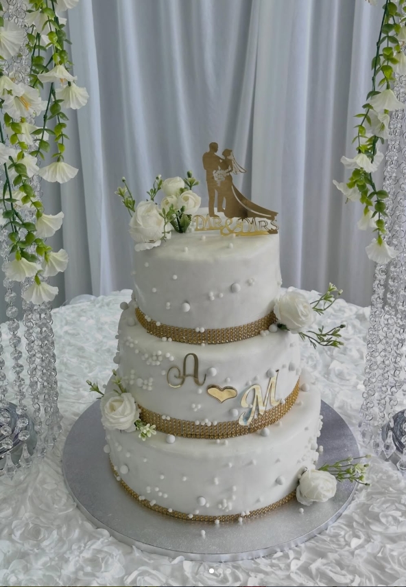 Gâteau de mariage trois étages blanc et doré
