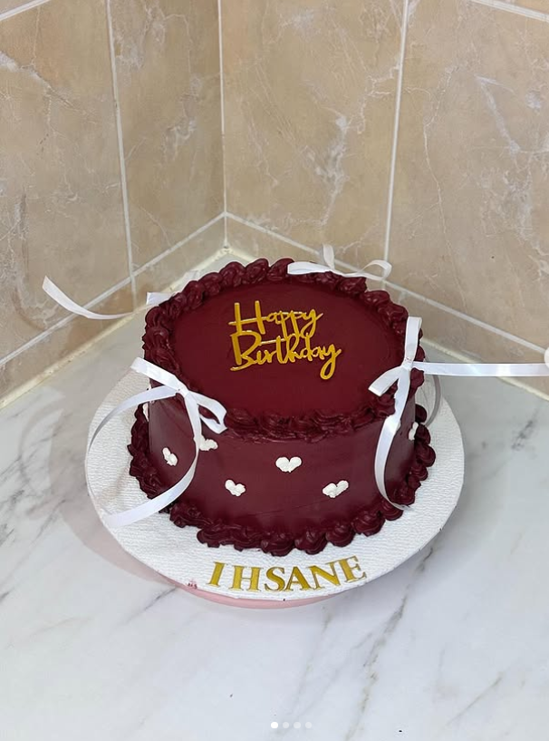 Gâteau bordeaux avec rubans blancs