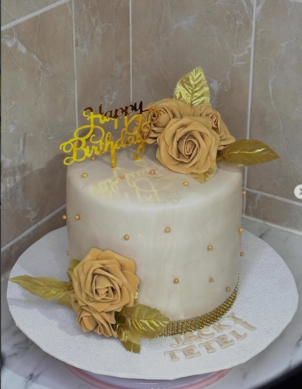 Gâteau doré avec roses dorées