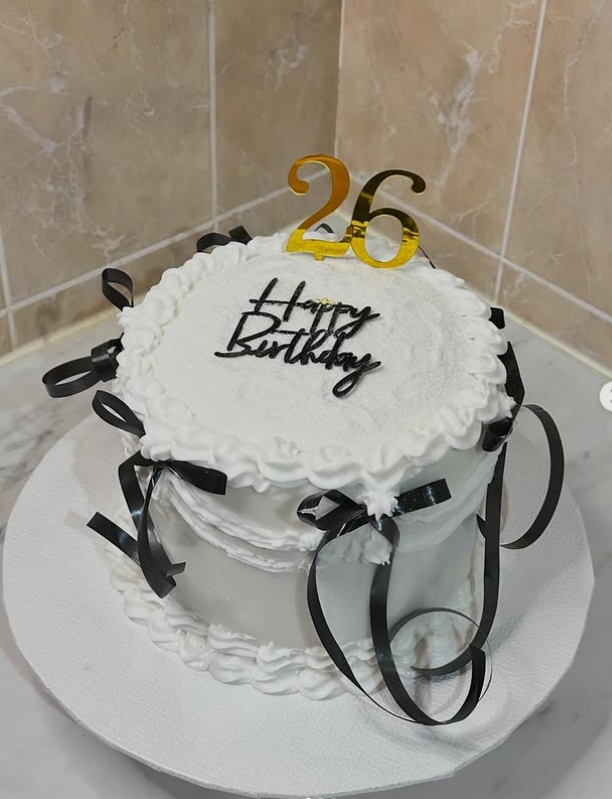 Gâteau blanc avec rubans noirs, 26 ans