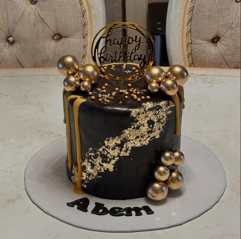 Gâteau noir et or avec feuille d'or